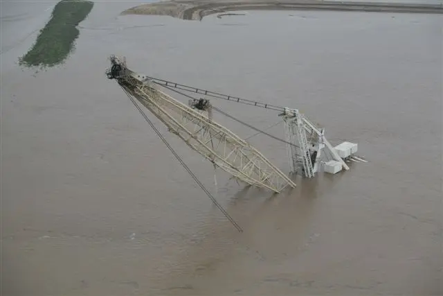 IDragline under water Ensham.